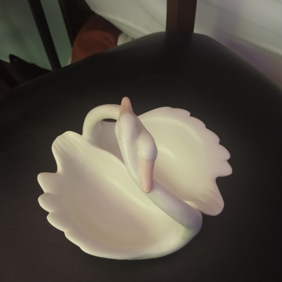 Fine porcelain swan bowl made in Japan - Picture 3 of 6